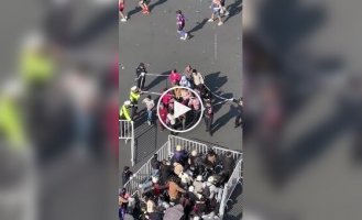 Організатори марафону здивували глядачів незвичайним способом переходу через трасу