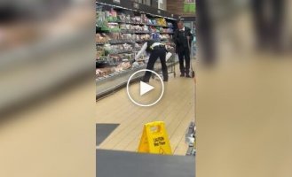 Койот спрятался в продуктовом отделе магазина