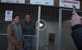 Запертый в клетке на 87 часов француз ,собрал 200 000 евро для помощи бездомным собакам