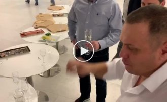 The trick with a banknote and champagne is amazing