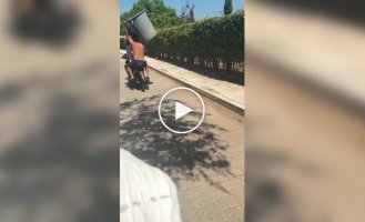 Шутник освежил приятелей