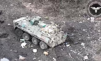 A Ukrainian kamikaze drone destroys a Russian BTR-82A with trench electronic warfare in the Avdeevsky direction