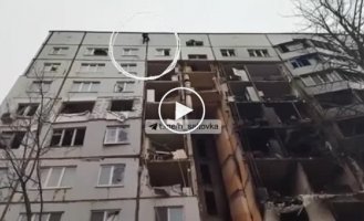 В Харькове житель разрушенного дома решил спуститься с крыши в свою квартиру, чтобы забрать вещи