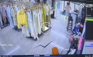 Прорыв подземной трубы превратил магазин одежды в канализационное болото