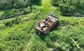 Запечене тіло окупанта на броні спаленої російської бронемашини