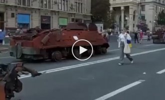 During the alarm, the cops drive people away from the destroyed occupying equipment on Khreshchatyk