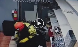 Человек-Паук залез в табачный магазин в Канаде