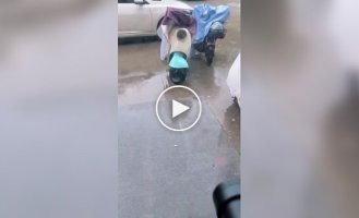 Мужчина решил проучить соседа, который постоянно парковал мотоцикл у его магазина