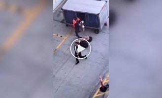 В аэропорту рабочий швырял дорогие гитары при разгрузке багажа