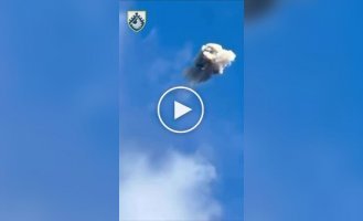 Зенитная ракета попадает в российский ударный дрон Shahed