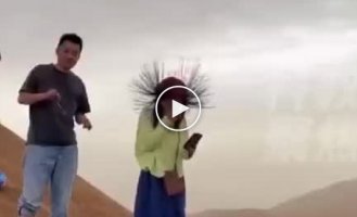 A group of hikers in the Turpan desert found their hair standing on end