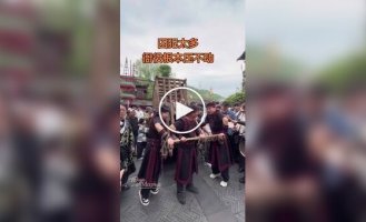 В Китае туристы выстраиваются в очередь, чтобы почувствовать себя преступниками