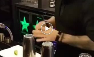 Ловкий бармен показывает красивые трюки