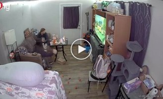 Чоловік у паніці через павука