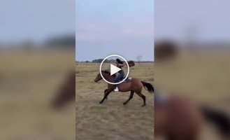 Венесуельська дівчина продемонструвала яскраві будні у сільській місцевості