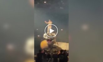Певица прокатилась на огромной модели змеи на концерте