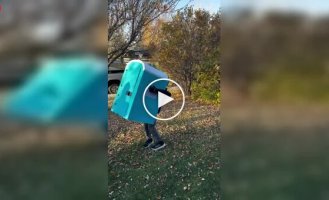 Юмор на грани: парень выбрал образ биотуалета