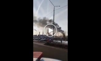 Россияне наблюдают за атакой дронов на НПЗ в Рязани