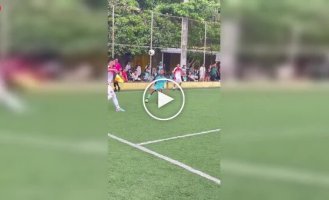 Жорсткий момент на матчі: футболіст випадково зустрів бутсою обличчя суперника