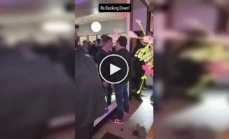 Пьяный парень устроил разборки… со своим отражением в зеркале