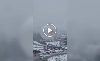 Отчаянная уборка на высоте 150 метров: в Тбилиси коммунальщик забрался на воздушный шар