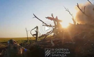 The occupier's weapons are thrown towards the Ukrainian soldiers by the blast wave