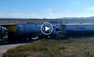 About 900 trucks in line in Crimea