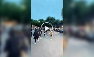 Китайские бабушки от молодежи не отстают