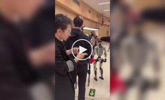 Робот не стал здороваться с человеком