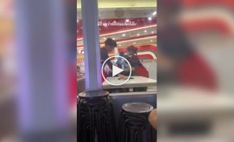 В Таиланде заметили самого быстрого официанта