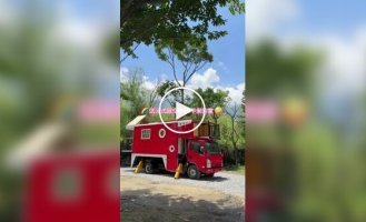 Пара из Китая показала необычный автодом