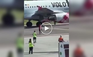 В итальянском аэропорту Бергамо мужчина бросился в работающий двигатель самолета