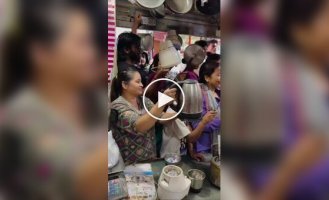 In India, a “master” showed how to “correctly” fix household appliances equipment