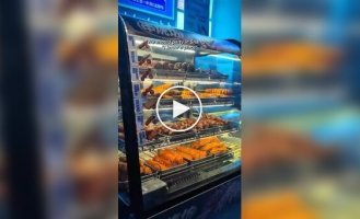 Продуктовый магазин с элементами ночного клуба