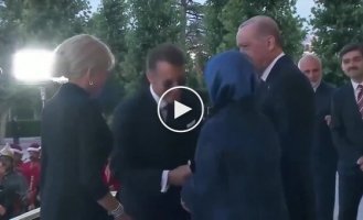 Макрон попытался поцеловать руку первой леди Турции, но получил отказ