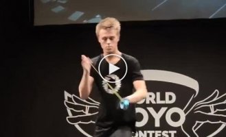 Чемпион мира по Йо-йо 2014 показывает свои навыки