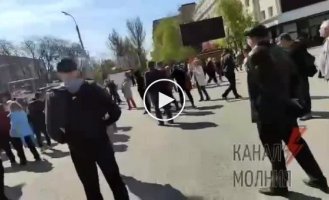 Оккупанты вновь жестко разогнали мирный митинг в Херсоне. Сообщают о 4 пострадавших