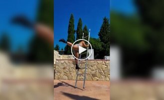 Девушка с впечатляющим чувством баланса