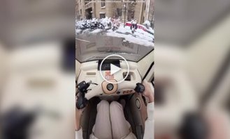 Милий мікро автомобіль