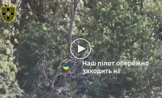 Оккупант забирает вещи у раненого сообщника, хлопает его по груди и уходит, оставив друга умирать