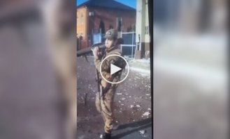 Кадировець із гранатомета стріляє у напрямку храму РПЦ у Суджі на Курщині