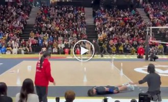 Японский волейболист оригинально извинился перед девушкой