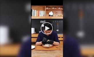 Мужчина приготовил прозрачные жареные куриные крылья