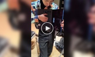Японец превратил MacBook в аккордеон