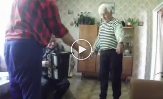 Дед танцует яблочко в 75 лет. Вот так, я хочу отмечать праздники с друзьями на пенсии