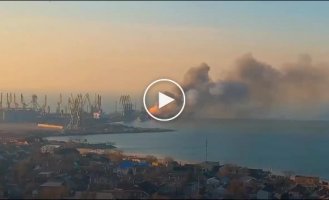 Видео как российские корабли после удара ВСУ по порту Бердянска уходят в море