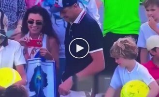 Взрослый мужчина стащил у ребенка кепку теннисиста Камиля Майхшака на US Open