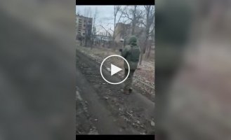 The occupiers walk through the destroyed Avdiivka
