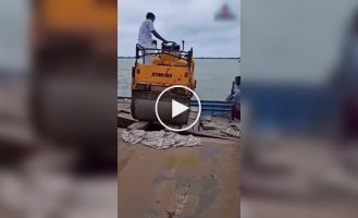 Неудачная погрузка дорожного катка