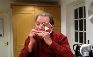 93-летний дед играет на губной гармошке